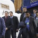 El secretario de Estado estadounidense, 3ro izquierda, Antony Blinken arriba al foro de Davos, Suiza, 17 de enero de 2024. Blinken se apresta a una gira por África en la que visitará Cabo Verde, Costa de Marfil, Nigeria y Angola a partir del domingo 21 de enero de 2024.(Laurent Gillieron/Keystone via AP)