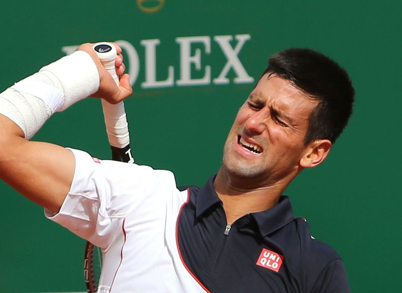 Novak Djokovic reacciona despu&eacute;s de perder un punto frente a Roger Federer en semifinales del Masters de Montecarlo el 19 de abril del 2014. Djokovic planea estar de vuelta en las canchas de tenis en dos semanas y disputar el Abierto de Francia el