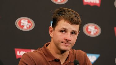 El QB de los 49ers de San Francisco, Brock Purdy, habla en una conferencia de prensa después de un partido de fútbol americano de la NFL contra los Broncos de Denver en Santa Clara, California, el 4 de octubre de 2026. (Foto AP/Kelley L. Cox)