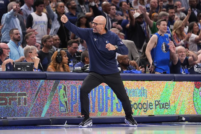 Jason Kidd, entrenador en jefe de los Mavericks de Dallas, celebra una canasta en contra de los Timberwolves de Minnesota durante la segunda mitad del Juego 3 de las finales de la Conferencia Oeste, el domingo 26 de mayo de 2024, en Dallas. (AP Foto/Julio Cortez)