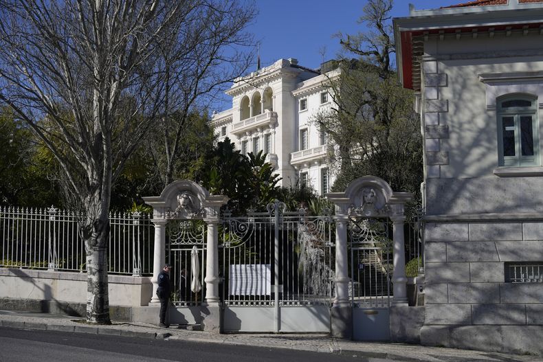 Una bandera ondea a media asta en las oficinas de la Fundación Aga Khan en Lisboa, el miércoles 5 de febrero de 2025. (AP Foto/Ana Brigida)