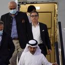 De izquierda a derecha, Emad Sharghi, Morad Tahbaz y Siamak Namazi, que estuvieron presos en Irán, desembarcan de un avión de Qatar Airways que los llevó de Teherán a Doha, Qatar, el 18 de septiembre de 2023. (AP Foto/Lujain Jo)