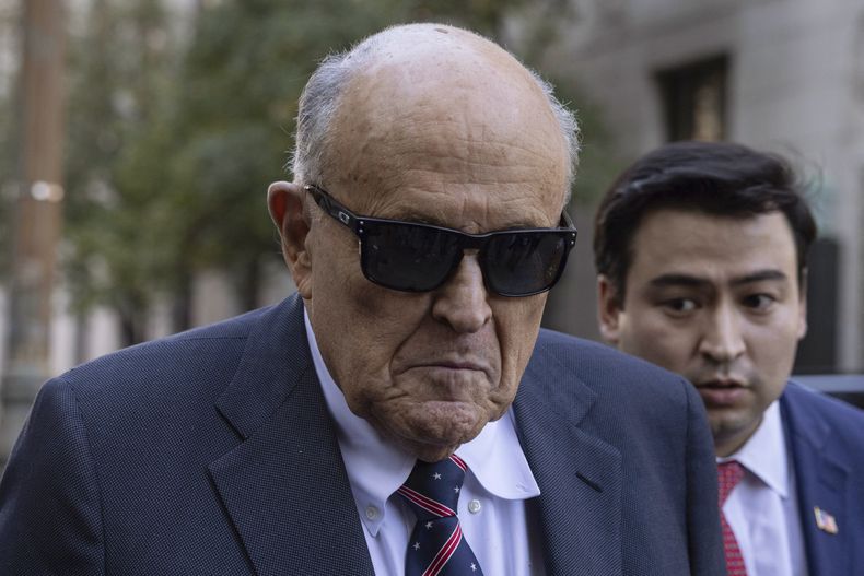 El exalcalde de Nueva York, Rudy Giuliani, llega al tribunal para explicarle a un juez federal por qué no ha entregado sus bienes, como parte de un juicio por difamación, en Nueva York, el jueves 7 de noviembre de 2024. (AP Foto/Yuki Iwamura)