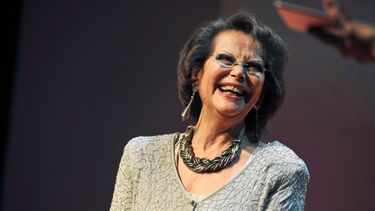 ARCHIVO - La actriz italiana Claudia Cardinale en la ceremonia de entrega de premios Prix Lumières en París el 18 de enero de 2013. (Foto AP/Zacharie Scheurer, archivo)