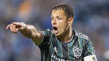 ARCHIVO - El delantero del Galaxy de Los Ángeles Javier Chicharito Hernández reacciona en el segundo tiempo del partido de fútbol de la MLS en contra del Charlotte FC, en Charlotte, Carolina del Norte, el sábado 25 de marzo de 2022. Hernández sufrió un desgarro de ligamento en la rodilla derecha, confirmó el equipo el viernes 9 de junio de 2023. (AP Foto/Jacob Kupferman, Archivo)