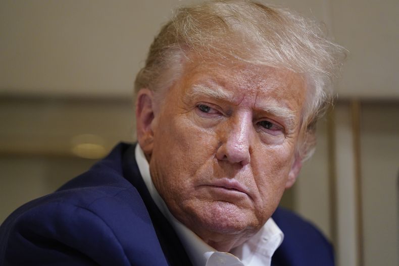 Archivo - El expresidente Donald Trump hace una pausa mientras habla con periodistas en su avión después de un mitin de campaña en el Aeropuerto Regional de Waco, Texas, el 25 de marzo de 2023, durante un vuelo a West Palm Beach, Florida. (AP Foto/Evan Vucci, Archivo)