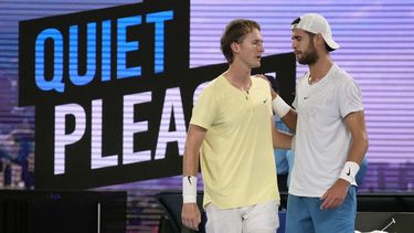 Rybakina se impone en cuartos de final en Australia