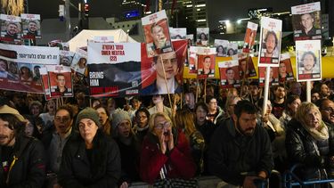 Gente asiste a una manifestación que reclama la liberación de rehenes tomados por Hamás en la Franja de Gaza durante el ataque del 7 de octubre en Tel Aviv, Israel, el sábado 27 de enero de 2024. (AP Foto/Ariel Schalit)