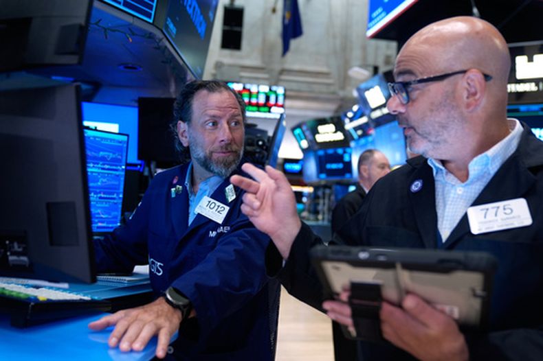 Michael Pistillo y Federico DeMarco, operadores de la Bolsa de Nueva York, el lunes 6 de julio de 2026. (Foto AP/Seth Wenig)