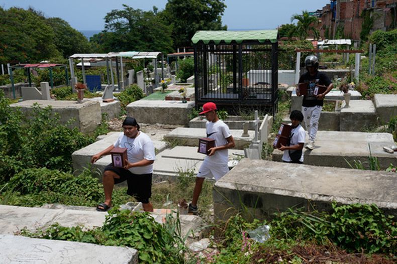 Miembros de la familia Medina Álvarez portan urnas con las cenizas de sus seres queridos fallecidos en los terremotos durante un funeral en La Guaira, Venezuela, el lunes 17 de agosto de 2026. (Foto AP/Ariana Cubillos)