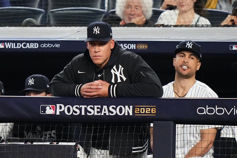 Aaron Judge, izquierda, y Giancarlo Stanton, derecha, de los Yankees de Nueva York, observan desde el dugout durante la novena entrada del juego de béisbol de Grandes Ligas contra los Medias Rojas de Boston, el Juego 2 de la Serie de Comodines de la Liga Americana, el miércoles 30 de septiembre de 2026, en Nueva York. (AP Foto/Frank Franklin II)