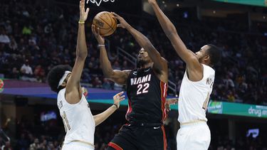 Butler anota 23; Heat supera a Cavaliers