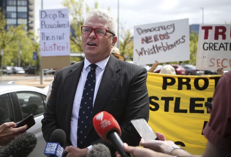 ARCHIVO - El acusado David McBride habla con los medios antes de su comparecencia judicial en Canberra, Australia, el 14 de febrero de 2020. (AP Foto/Rod McGuirk, Archivo)