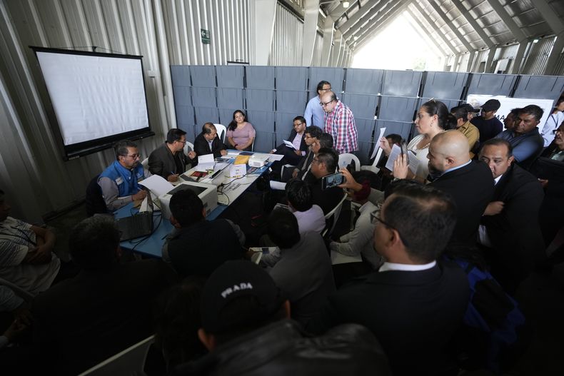 Autoridades electorales revisan actas en un encuentro con representantes de partidos políticos, en Ciudad de Guatemala, el martes 4 de julio de 2023. La Corte de Constitucionalidad ordenó la investigación de presuntas irregularidades presentadas por partidos políticos que perdieron en las elecciones generales del 25 de junio. (AP Foto/Moisés Castillo)