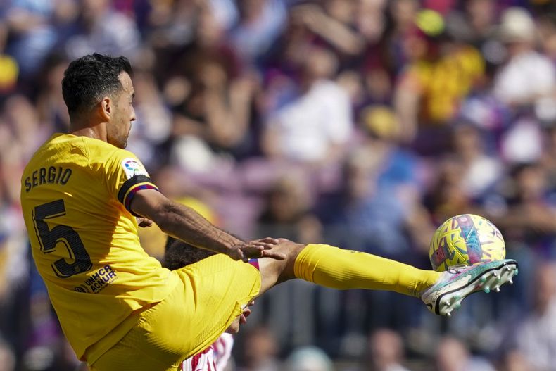 Sergio Busquets del Barcelona durante el partido contra el Atlético de Madrid por la Liga española, el domingo 23 de abril de 2023. (AP Foto/Joan Mateu)