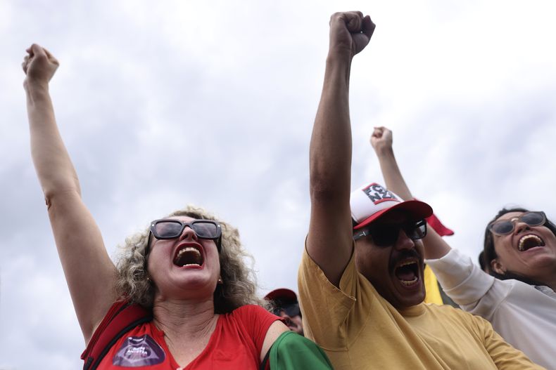 Un grupo de personas marchan en un evento para conmemorar el segundo aniversario del presunto intento de golpe en Brasilia el 8 de enero del 2025. (AP foto/Luis Nova)