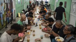 ARCHIVO - Migrantes reciben alimentos en el albergue Oasis de Paz del Espíritu Santo Amparito, en Villahermosa, México, el 7 de junio de 2024. (AP Foto/Félix Márquez, archivo)