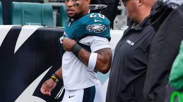 Saquon Barkley, corredor de los Eagles de Filadelfia, camina rumbo al vestuario después de sufrir una lesión durante la primera mitad del partido de la NFL contra los Rams de Los Ángeles, el domingo 4 de octubre de 2026, en Filadelfia. (AP Foto/Chris Szagola)