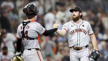 El lanzador relevista de los Gigantes de San Francisco, Ryan Walker, a la derecha, y el receptor Patrick Bailey, a la izquierda, celebran después del último out contra los Padres de San Diego, el sábado 7 de septiembre de 2024, en San Diego. (AP Foto/Ryan Sun)