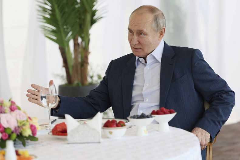 El presidente ruso Vladimir Putin habla durante su encuentro con el presidente bielorruso Alexander Lukashenko en la residencia Bocharov Ruchei en el resort ruso de Sochi, viernes 9 de junio de 2023. (Gavriil Grigorov, Sputnik, Kremlin Pool Foto via AP)