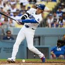 Shohei Ohtani, de los Dodgers de Los Ángeles, conecta una rola (batazo por el suelo) durante la quinta entrada de un partido de béisbol contra los Diamondbacks de Arizona, en Los Ángeles, el domingo 12 de julio de 2026. (Foto AP/Kyusung Gong)