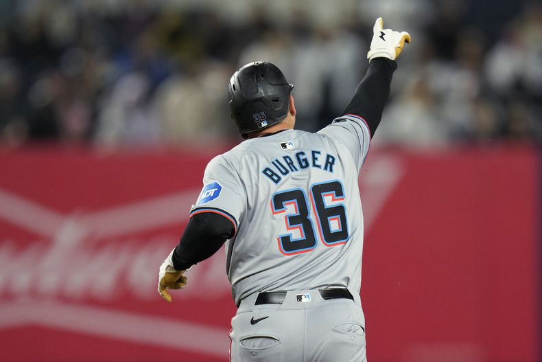Jake Burger, de los Marlins de Miami, festeja tras conectar un jonrón de tres carreras en el juego del miércoles 10 de abril de 2024, ante los Yankees de Nueva York (AP Foto/Seth Wenig)
