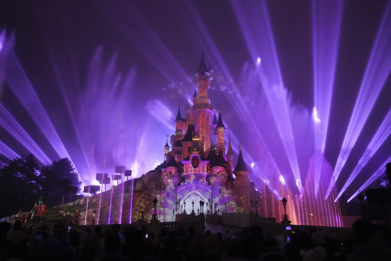 Un espectáculo de luces es proyectado en el castillo de la Bella Durmiente de Disneyland, en Marne-la-Vallee, en el este de París, el viernes 17 de enero de 2025. (AP Foto/Thibault Camus)