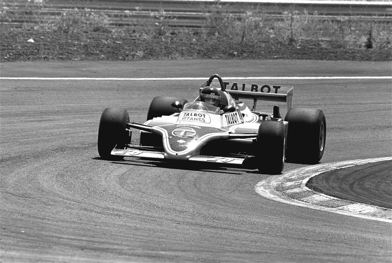 ARCHIVO - El piloto francés Jacques Laffite en su monoplaza Talbot-Ligier compite en el Gran Premio de España en el circuito de Jarama, al norte de Madrid, el domingo 21 de junio de 1981. (AP Foto)
