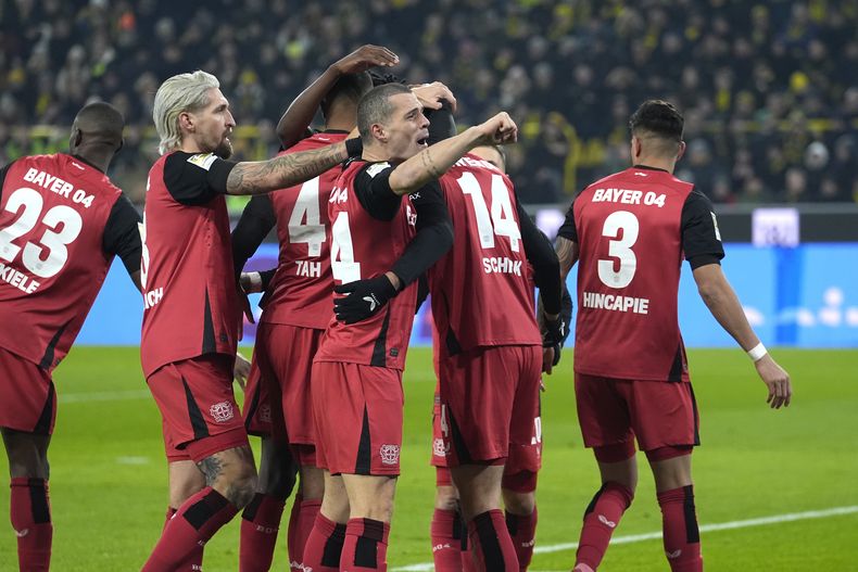Los jugadores del Bayer Leverkusen celebran el gol de Patrik Schick en la victoria 3-2 ante Borussia Dortmund en la Bundesliga, el viernes 10 de enero de 2025. (AP Foto/Martin Meissner)