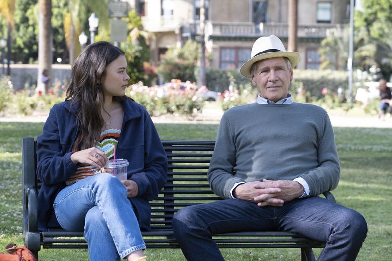 En esta imagen proporcionada por Apple TV+, Lukita Maxwell, izquierda, y Harrison Ford en una escena de Shrinking. (Apple TV+ vía AP)