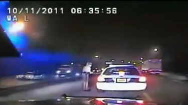 americateve | El video se rego como pólvora en los medios noticiosos y las redes sociales. Ustedes recordaran a la oficial Donna Watts persiguiendo al oficial de Miami a toda velocidad, bueno ella dice que desde ese entonces no ha podido dormir tranquila miren ustedes