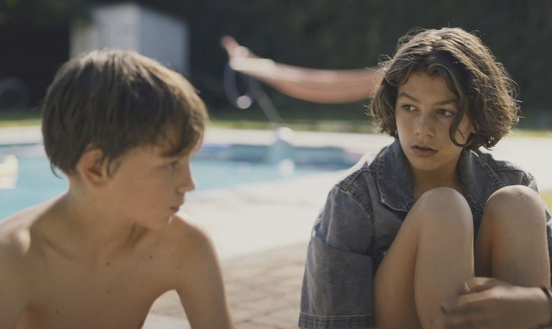 Esta imagen difundida por CineCaníbal muestra a Lou Goossens, a la izquierda, y Marius De Saeger en una escena de Young Hearts.(CineCaníbal via AP)