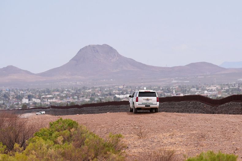 Un vehículo de la Patrulla Fronteriza circula a lo largo de la frontera entre Estados Unidos y México, el jueves 3 de abril de 2025, en Douglas, Arizona. (AP Foto/Ross D. Franklin,Archivo)