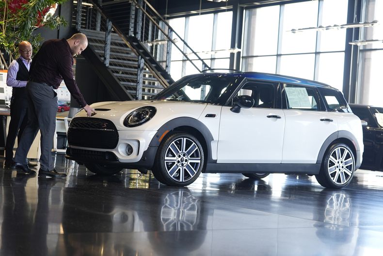 ARCHIVO - Vendedores examinan un vehículo utilitario Cooper Clubman S 2024 no vendido, en una concesionaria Mini el 1 de mayo de 2024, en Highlands Ranch, Colorado. (AP Foto/David Zalubowski, Archivo)