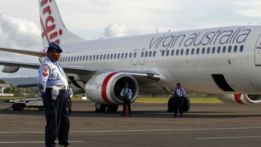 americateve | Elementos de la Fuerza A&eacute;rea de Indonesia resguardan el avi&oacute;n de Virgin Australia que emiti&oacute; una alerta de secuestro y ateriz&oacute; en Bali, Indonesia, el viernes 25 de abril de 2014. Un pasajero australiano en estado de ebriedad tr