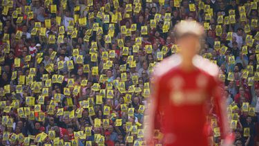 Hinchas de Liverpool protestan por el incremento de los precios de las entradas durante el partido de la Liga Premier contra Crystal Palace, el sábado 25 de abril de 2026. (AP Foto/Ian Hodgson)