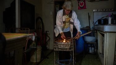 Minorkys Hoyos Ruiz enciende carbón para cocinar la cena el martes 3 de febrero de 2026, durante un apagón programado con el fin de racionar la energía en Santa Cruz del Norte, sede de una de las centrales termoeléctricas más grandes de Cuba. (AP Foto/Ramón Espinosa)