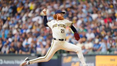 El lanzador de los Cerveceros de Milwaukee, Dustin May, lanza durante la tercera entrada de un partido de béisbol contra los Piratas de Pittsburgh, el jueves 6 de agosto de 2026, en Milwaukee. (Foto AP/Kayla Wolf)