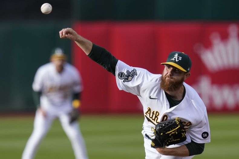 El lanzador de los Atléticos de Oakland Paul Blackburn lanza en la primera entrada del encuentro ante los Yanquis de Nueva York el martes 27 de junio del 2023. (AP Foto/Godofredo A. Vásquez)