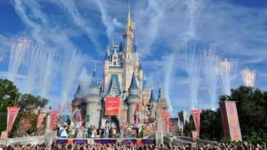 americateve | Una investigación de CNN reveló que por lo menos 35 trabajadores de Disney, cinco de Universal Studios y dos de SeaWorld enfrentaron cargos por intentar mantener encuentros sexuales con menores