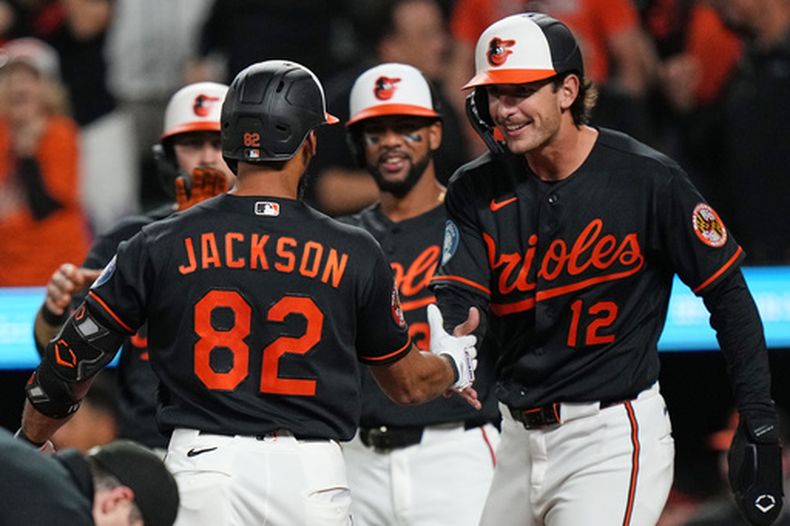 Jeremiah Jackson (82), de los Orioles de Baltimore, celebra con Dylan Beavers (12) después de conectar un grand slam durante la sexta entrada del juego de béisbol de Grandes Ligas contra los Diamondbacks de Arizona el lunes 13 de abril de 2026, en Baltimore. (AP Foto/Stephanie Scarbrough)