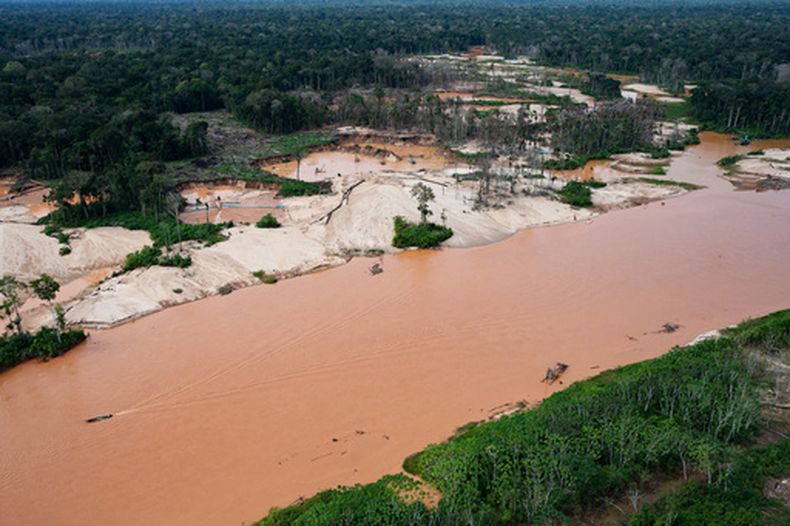 Una zona deforestada para operaciones de minería ilegal se ve en la orilla del río Malinowski en la Reserva Nacional Tambopata en Puerto Maldonado, Perú, el martes 11 de agosto de 2026. (AP Foto/Guadalupe Pardo)