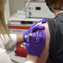 Mitad de adultos estadounidenses ya han recibido al menos una dosis de vacuna