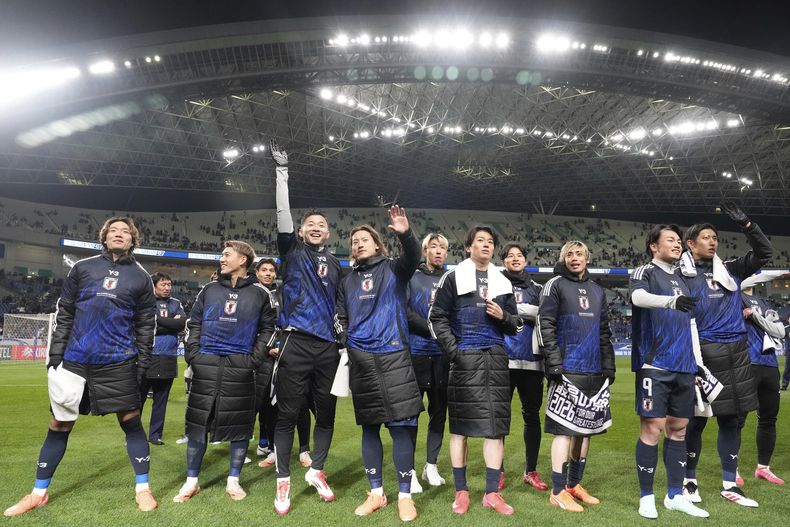 Los jugadores de Japón saludan al público tras la victoria ante Bahréin que aseguró su clasificación a la Copa Mundial, el jueves 20 de marzo de 2025, en Saitama, Japón. (AP Foto/Eugene Hoshiko)