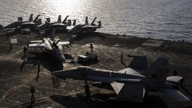 ARCHIVO – Un grupo de aviones de combate realiza maniobras en la cubierta del USS Dwight D. Eisenhower en el mar Rojo, el martes 11 de junio de 2024. (AP Foto/Bernat Armangue, Archivo)