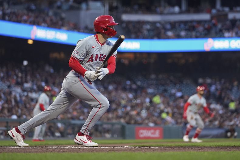 Mickey Moniak observa su doble de dos carreras en el juego del viernes 14 de junio de 2024 entre los Angelinos de Los Ángeles y los Gigantes de San Francisco (AP Foto/Godofredo A. Vásquez)