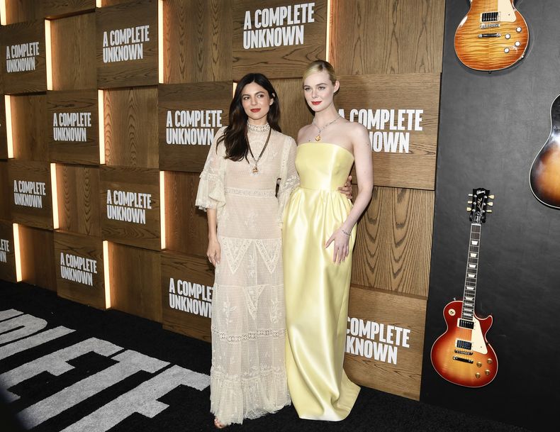 Monica Barbaro, izquierda, y Elle Fanning asisten al estreno de A Complete Unknown en el SVA Theatre el viernes 13 de diciembre de 2024 en Nueva York. (Foto Evan Agostini/Invision/AP)