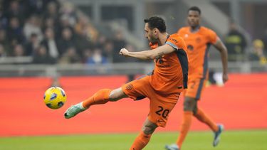 Hakan Calhanoglu del Inter de Milán tira a gol en el encuentro de la Serie A ante el Salernitana en San Siro el viernes 16 de febrero del 2024. (AP Foto/Luca Bruno)
