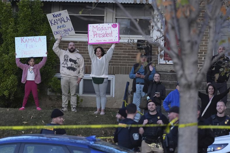 Varios simpatizantes con carteles a favor de la vicepresidenta y candidata demócrata Kamala Harris, tras un acto de campaña en Allentown, Pensilvania, el lunes 4 de noviembre de 2024. (AP Foto/Jacquelyn Martin)