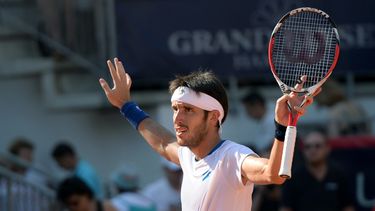 americateve | El argentino Leonardo Mayer celebra tras vencer al alem&aacute;n Philipp Kohlschreiber en un match de semifinales del torneo de Hamburgo el s&aacute;bado, 19 de julio del 2014.  (Foto AP/dpa, Daniel Reinhardt)